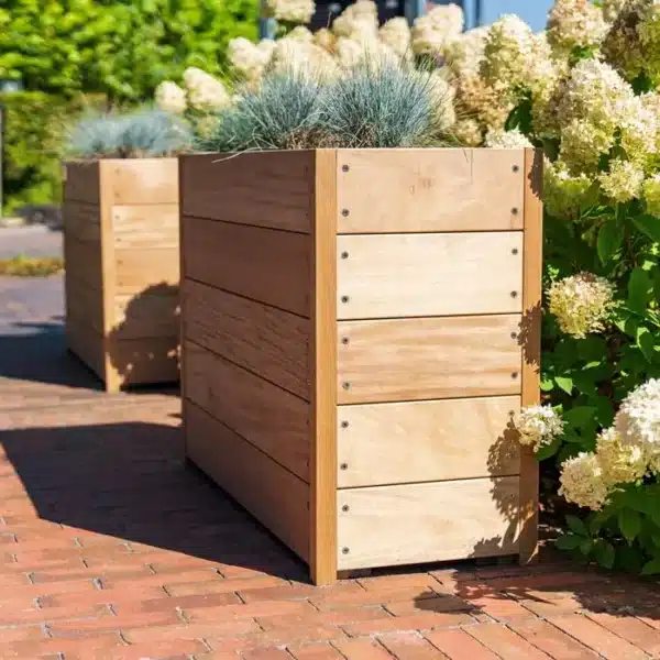 SFEERFOTO MET HOUTEN PLANTENBAK